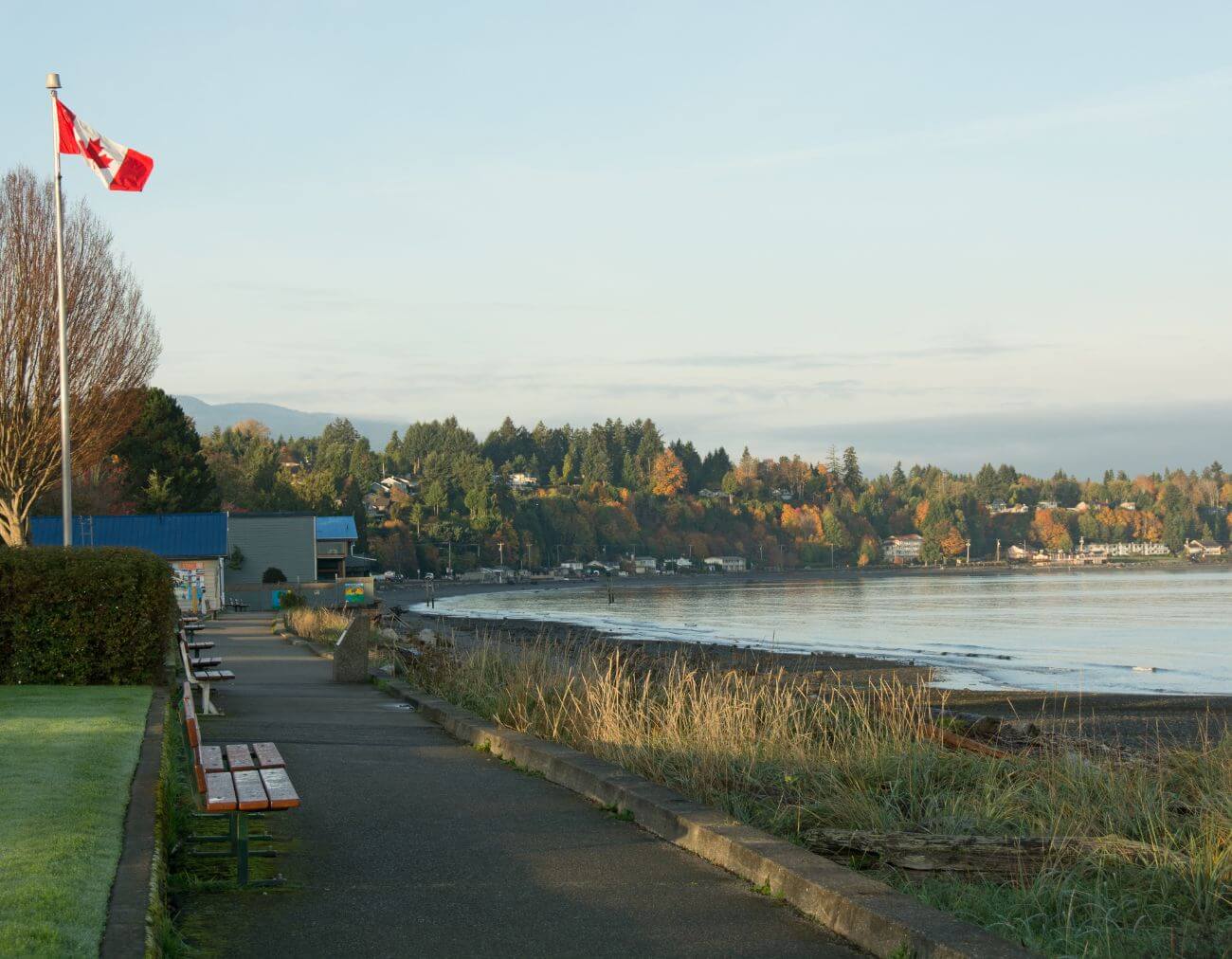 Photo of Qualicum Beach shoreline and walkway